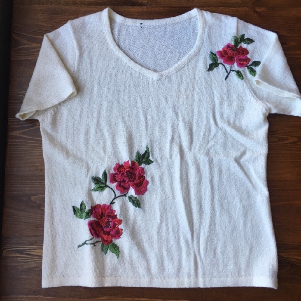 Embroidered Top🌹 - Picture 2 of 2